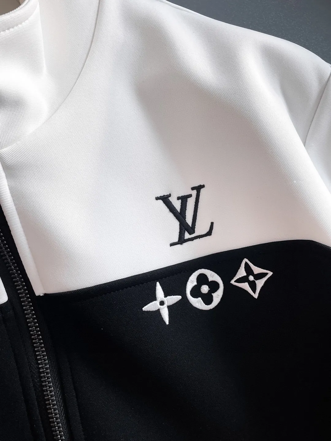 🅿️720 LV hot-selling suit is coming. Focus on the original version of the official website. 2025 new hot-selling cardigan suit. The original order is the best. 🇭🇰The meticulous work of top designers. It has a fitting and perfect upper body effect. All-natural high-quality Tencel Roman cotton 100%, close-fitting comfort, noble and elegant! Original hardware embodies elegance and nobility! Counter size: M-3XL (maximum wear up to 190 pounds)